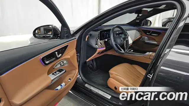 Mercedes-Benz E-Class 2024 — Photo 28/32