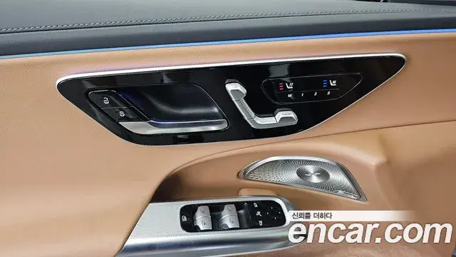 Mercedes-Benz E-Class 2024 — Photo 12/32