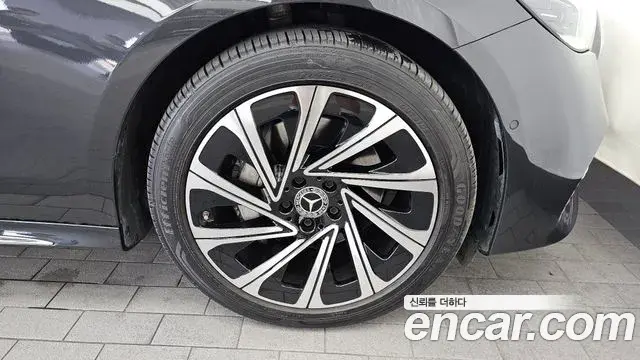 Mercedes-Benz E-Class 2024 — Photo 5/32