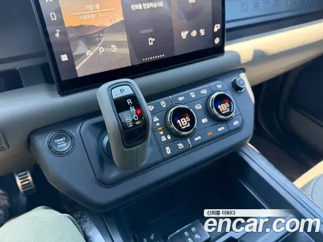 Land Rover Defender 2025 — Photo 15/20