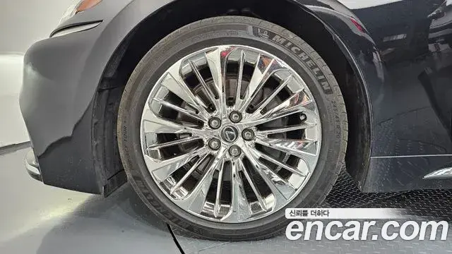 Lexus LS500h 2018 — Photo 14/20