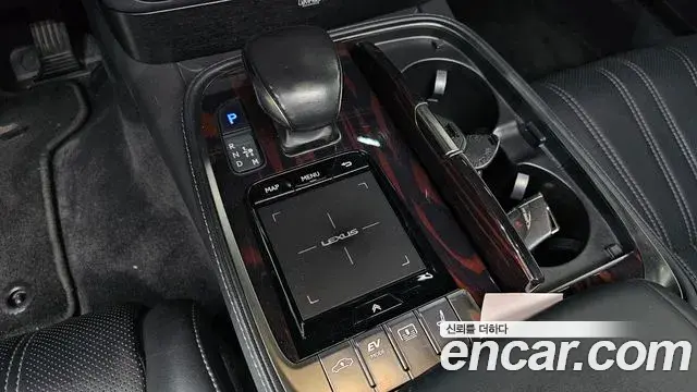Lexus LS500h 2018 — Photo 19/20