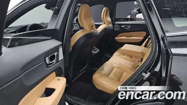 Volvo XC60 2022 — Фото 12/20