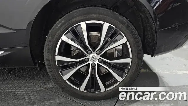 Volvo XC60 2022 — Şəkil 8/37