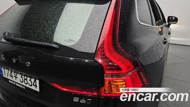 Volvo XC60 2022 — Şəkil 34/37