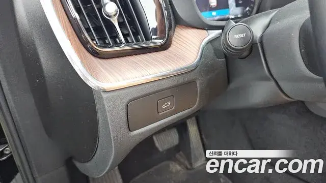 Volvo XC60 2022 — Şəkil 12/37