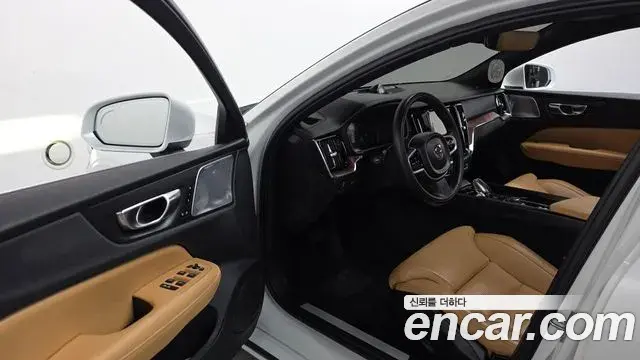 Volvo S60 2021 — ფოტო 30/36