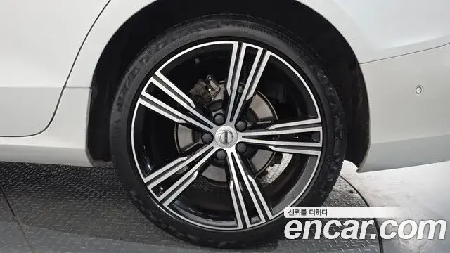 Volvo S60 2021 — ფოტო 3/36
