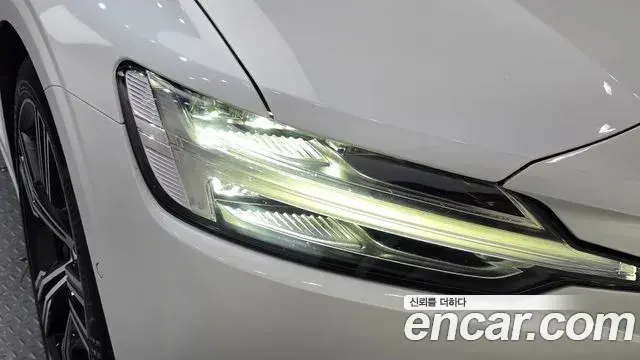 Volvo S60 2021 — ფოტო 34/36