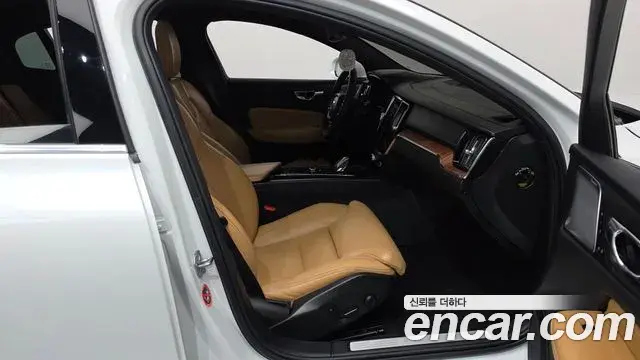 Volvo S60 2021 — ფოტო 16/36