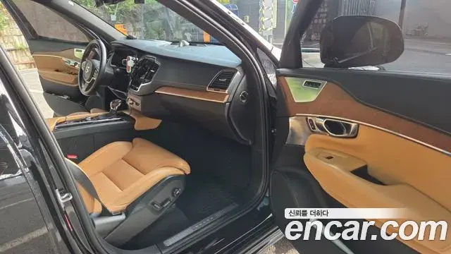 Volvo XC90 2020 — ფოტო 13/18