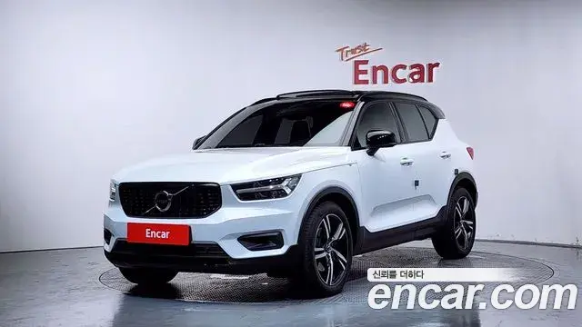 Volvo XC40 2020 — Photo 1/32