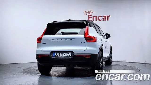 Volvo XC40 2020 — Photo 28/32