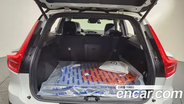 Volvo XC40 2020 — Photo 13/32