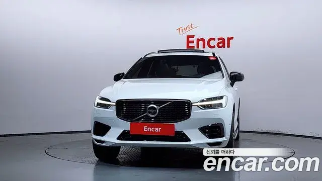 Volvo XC60 2020 — ფოტო 21/34