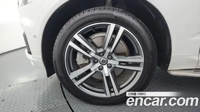 Volvo XC60 2020 — ფოტო 8/34