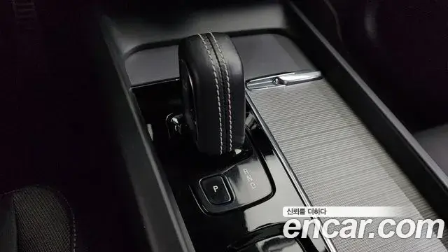 Volvo XC60 2020 — ფოტო 27/34