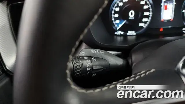 Volvo XC60 2020 — ფოტო 26/34