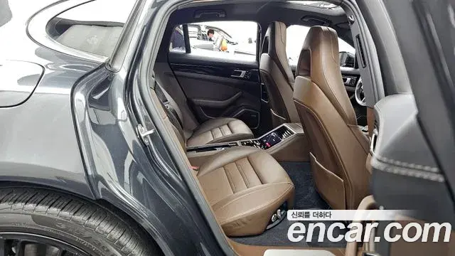 Porsche Panamera 2018 — Şəkil 23/36