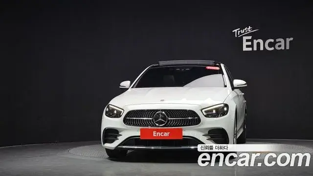 Mercedes-Benz E-Class 2022 — Photo 11/33