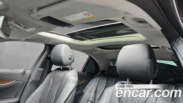 Mercedes-Benz E-Class 2019 — Photo 11/34