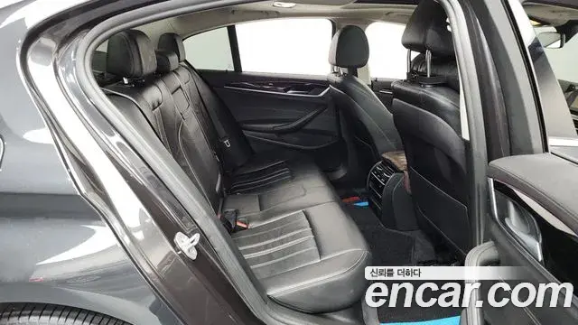 BMW 5 Series 2018 — Photo 28/31