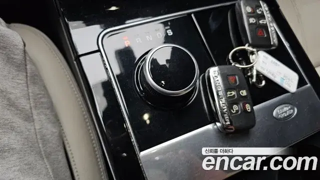 Land Rover Range Rover Velar 2018 — ფოტო 13/32