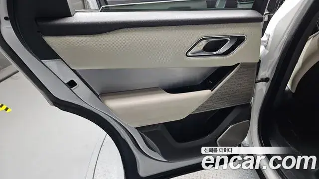 Land Rover Range Rover Velar 2018 — ფოტო 31/32