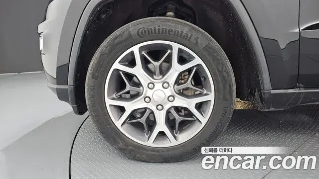Jeep Grand Cherokee 2019 — ფოტო 24/35