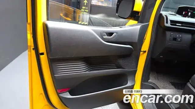 Hyundai Staria 2025 — Photo 32/34