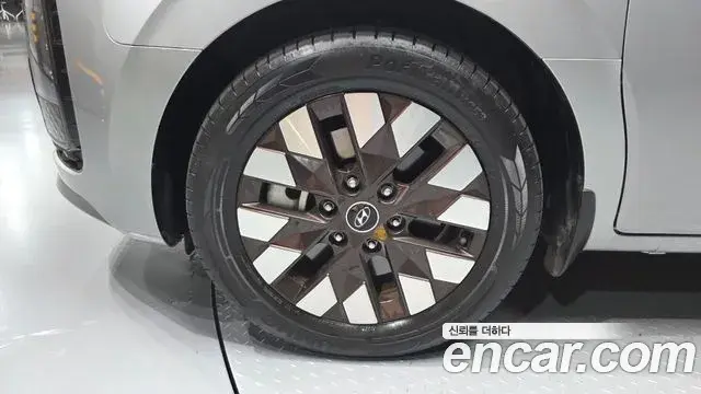 Hyundai Staria 2021 — ფოტო 11/33