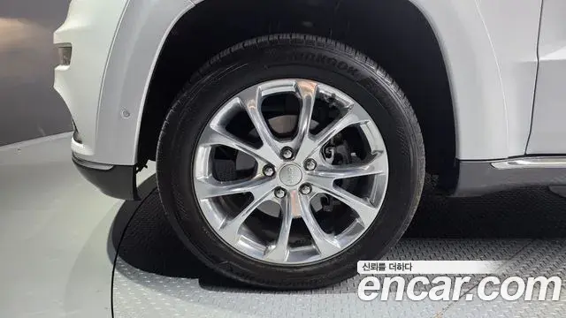 Jeep Grand Cherokee 2020 — Photo 23/34