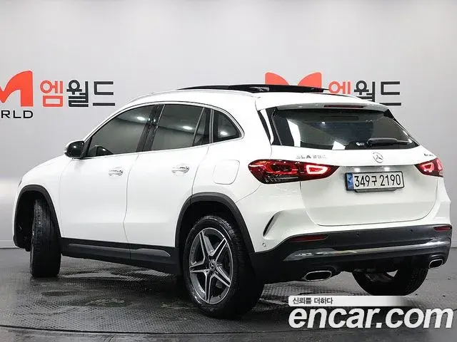 Mercedes-Benz GLA-Class 2023 — Photo 12/20