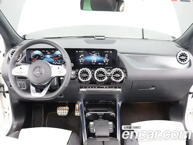 Mercedes-Benz GLA-Class 2023 — Photo 6/20