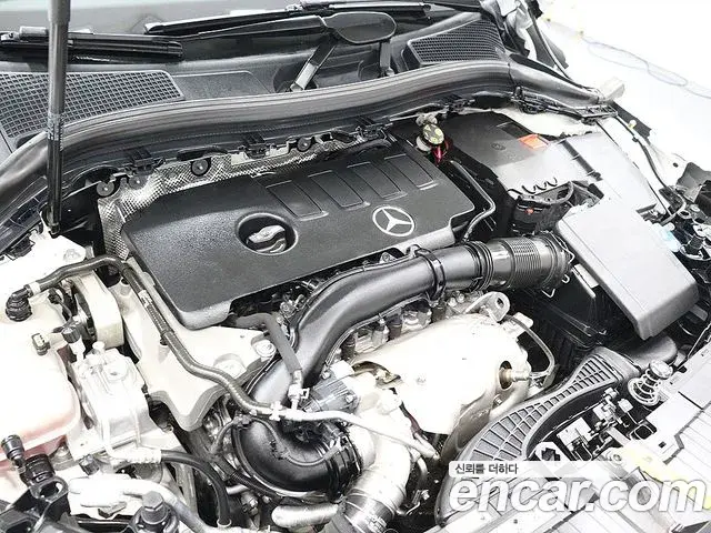 Mercedes-Benz GLA-Class 2023 — Photo 7/20