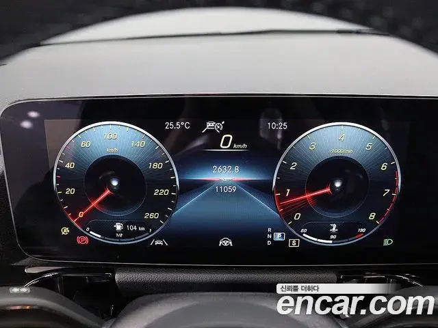 Mercedes-Benz GLA-Class 2023 — Photo 9/20