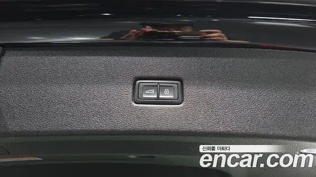 Audi Q8 2022 — Şəkil 28/36