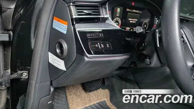 Audi A8 2021 — Şəkil 19/39