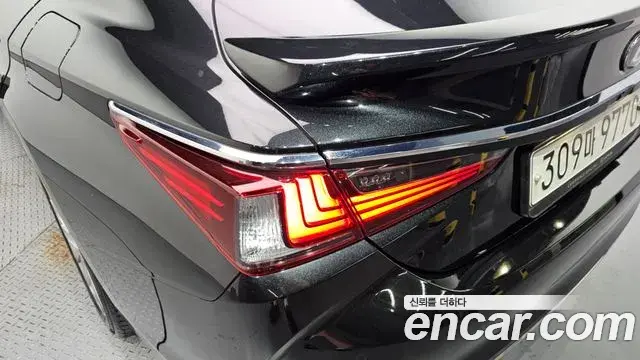 Lexus ES300h 2022 — ფოტო 3/33