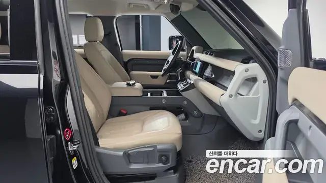 Land Rover Defender 2021 — Фото 11/20