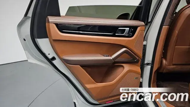 Porsche Cayenne 2021 — ფოტო 36/36