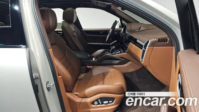 Porsche Cayenne 2021 — ფოტო 34/36