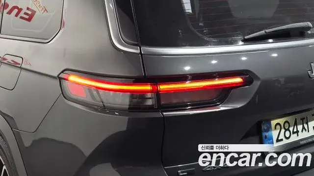 Jeep Grand Cherokee 2022 — Şəkil 17/39