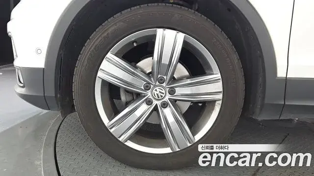 Volkswagen Tiguan 2018 — ფოტო 1/36