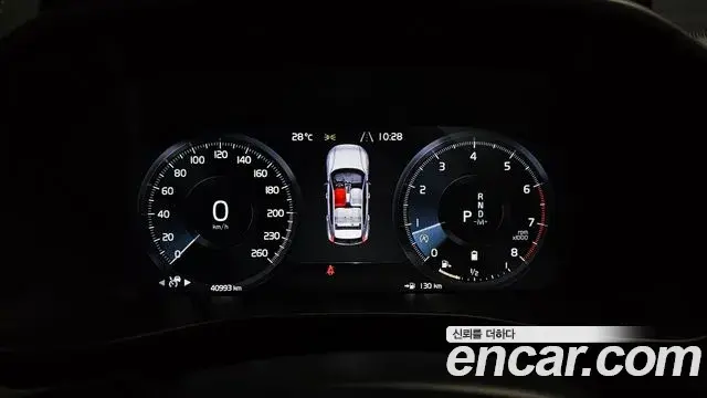 Volvo XC40 2022 — Photo 19/40