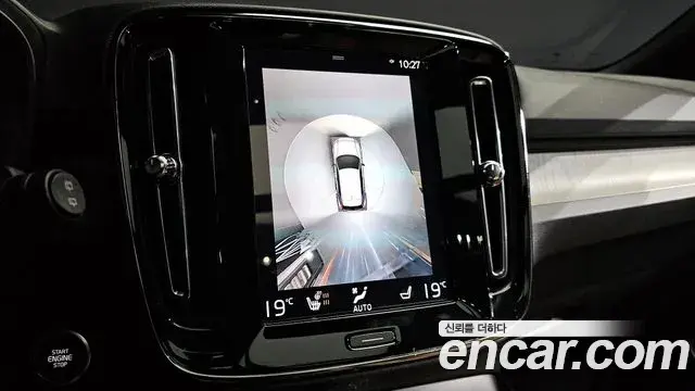 Volvo XC40 2022 — Photo 21/40