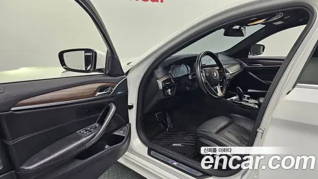 BMW 5 Series 2018 — Фото 10/20
