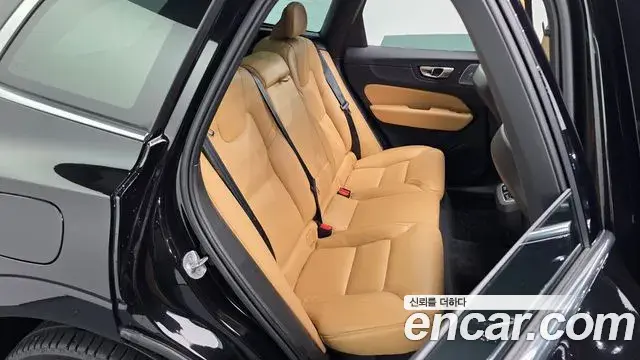 Volvo XC60 2023 — Photo 18/36