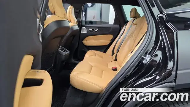Volvo XC60 2023 — Photo 21/36