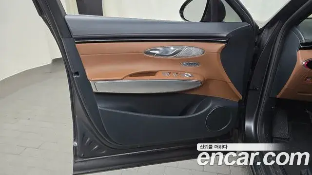 Genesis GV70 2021 — Photo 24/33